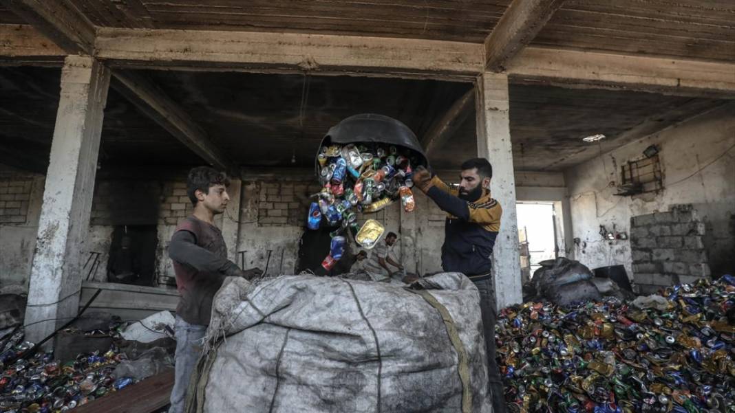 Çöpe atılan teneke kutular Suriye'de mutfak gereçlerine dönüşüyor 10