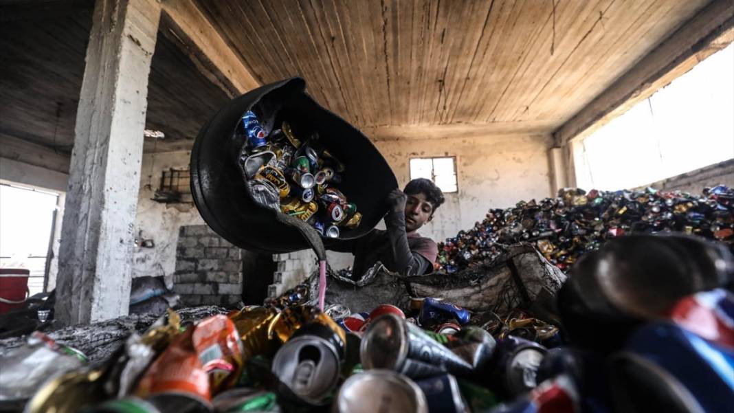 Çöpe atılan teneke kutular Suriye'de mutfak gereçlerine dönüşüyor 11