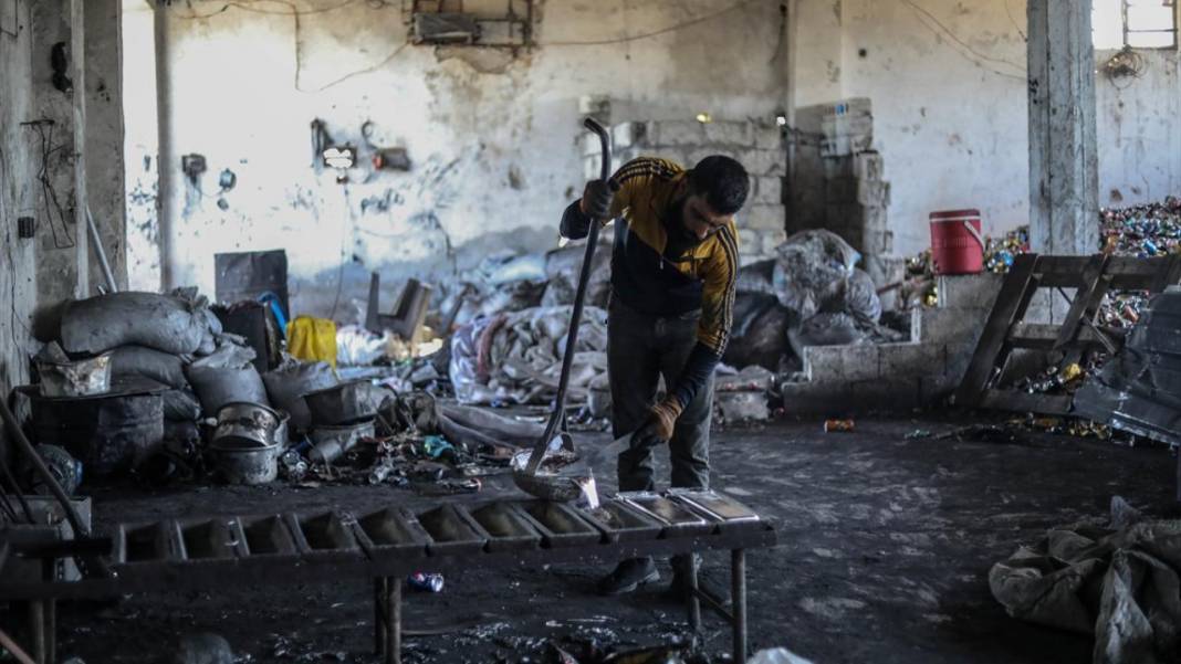 Çöpe atılan teneke kutular Suriye'de mutfak gereçlerine dönüşüyor 13