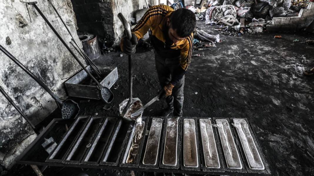 Çöpe atılan teneke kutular Suriye'de mutfak gereçlerine dönüşüyor 4