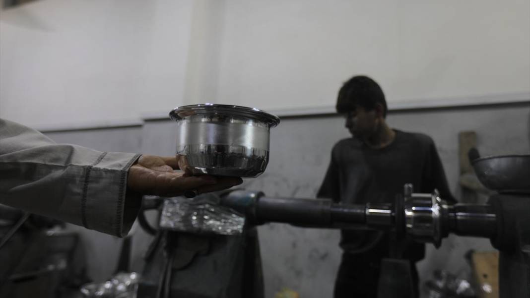 Çöpe atılan teneke kutular Suriye'de mutfak gereçlerine dönüşüyor 5