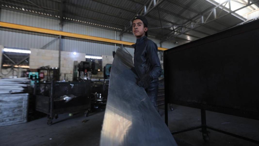 Çöpe atılan teneke kutular Suriye'de mutfak gereçlerine dönüşüyor 7