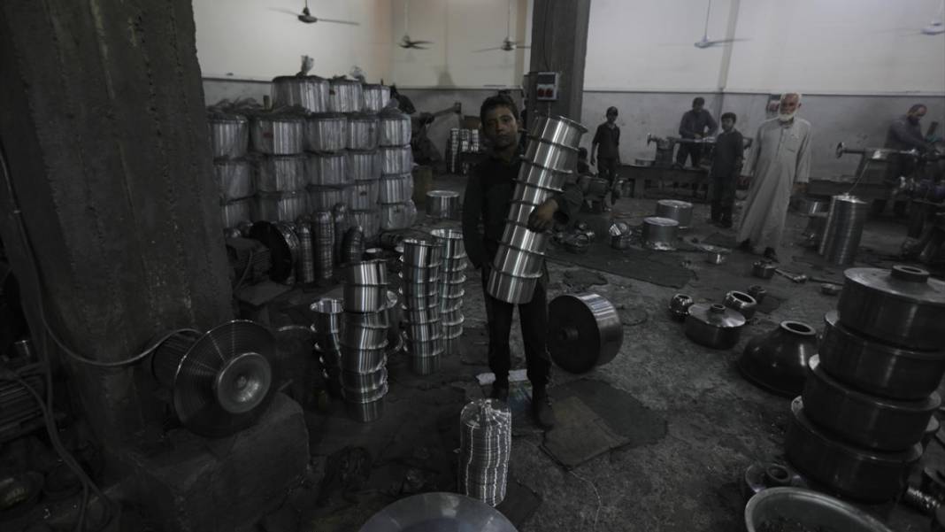 Çöpe atılan teneke kutular Suriye'de mutfak gereçlerine dönüşüyor 9