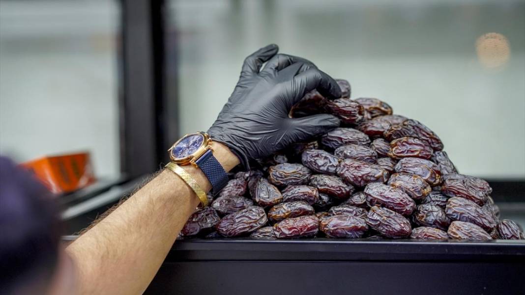 'Petrol yerine mübarek hurma' projesiyle 6 yılda binlerce ağaç dikti 15