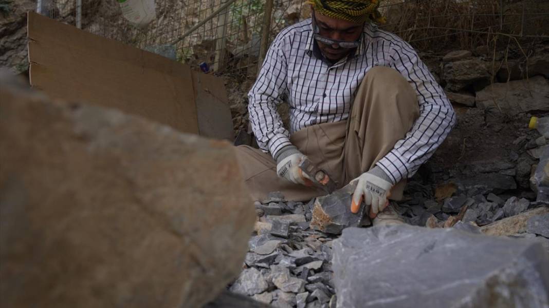 Ekmeklerini gerçekten 'taştan' çıkaran işçiler 1