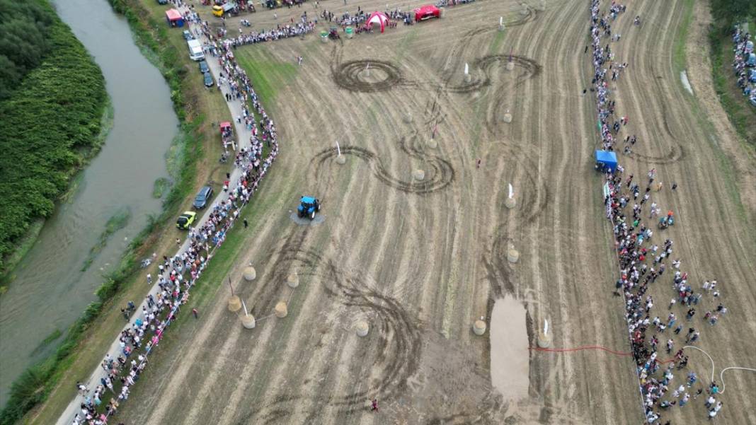 Hasat sezonunun sonunda traktörler yarıştı 1