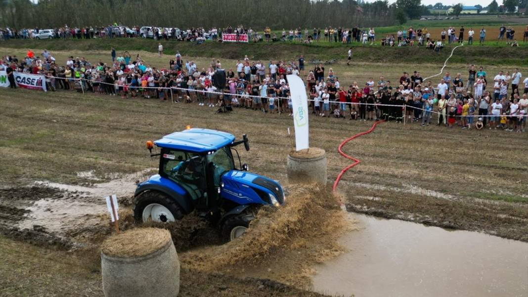 Hasat sezonunun sonunda traktörler yarıştı 10