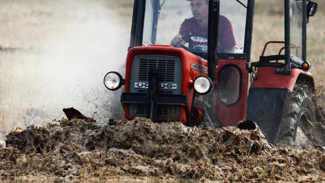 Hasat sezonunun sonunda traktörler yarıştı 11