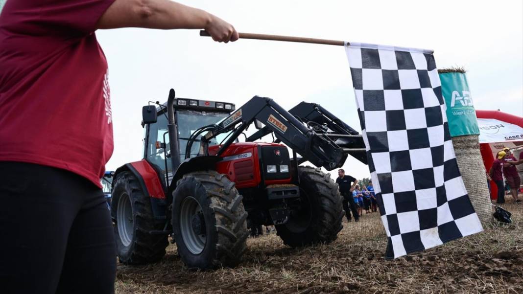 Hasat sezonunun sonunda traktörler yarıştı 2