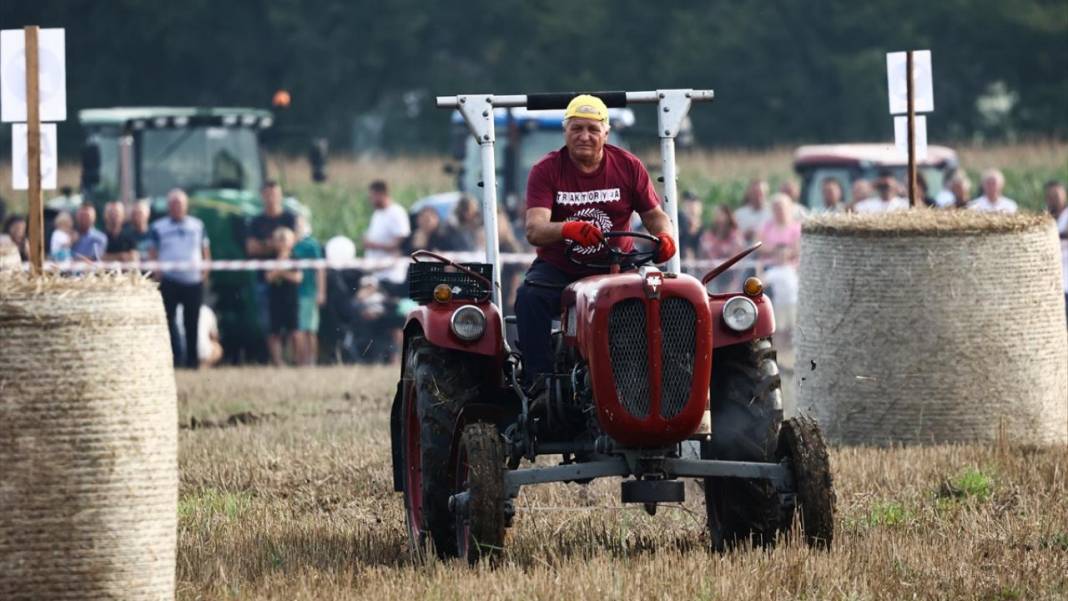 Hasat sezonunun sonunda traktörler yarıştı 3
