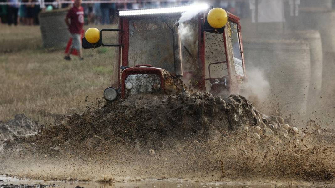 Hasat sezonunun sonunda traktörler yarıştı 4