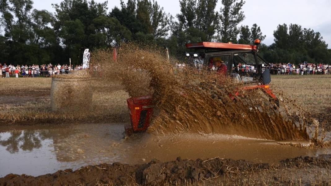 Hasat sezonunun sonunda traktörler yarıştı 5