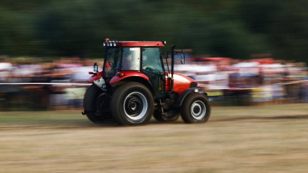 Hasat sezonunun sonunda traktörler yarıştı 6