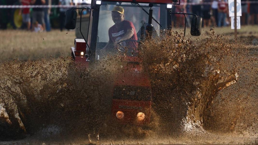 Hasat sezonunun sonunda traktörler yarıştı 7