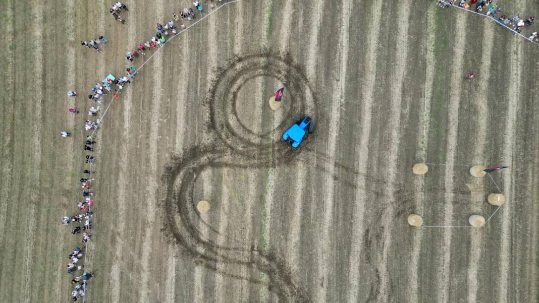 Hasat sezonunun sonunda traktörler yarıştı 8