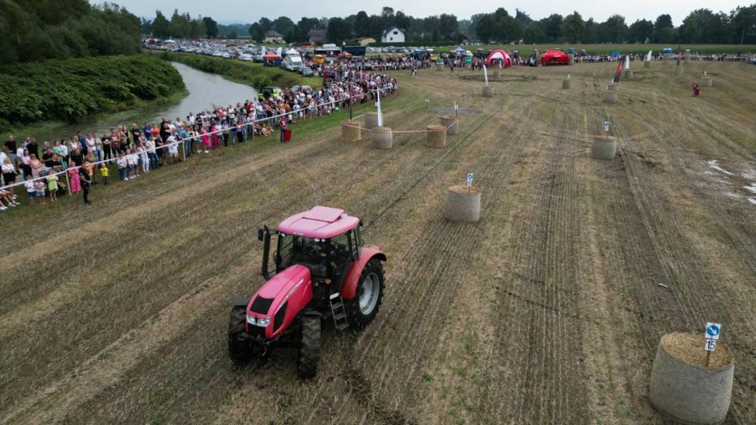 Hasat sezonunun sonunda traktörler yarıştı 9