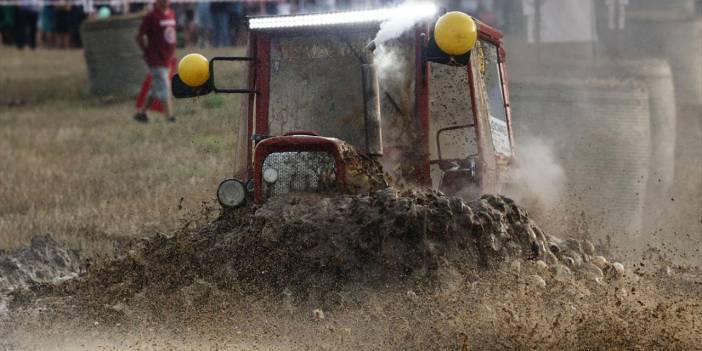 Hasat sezonunun sonunda traktörler yarıştı