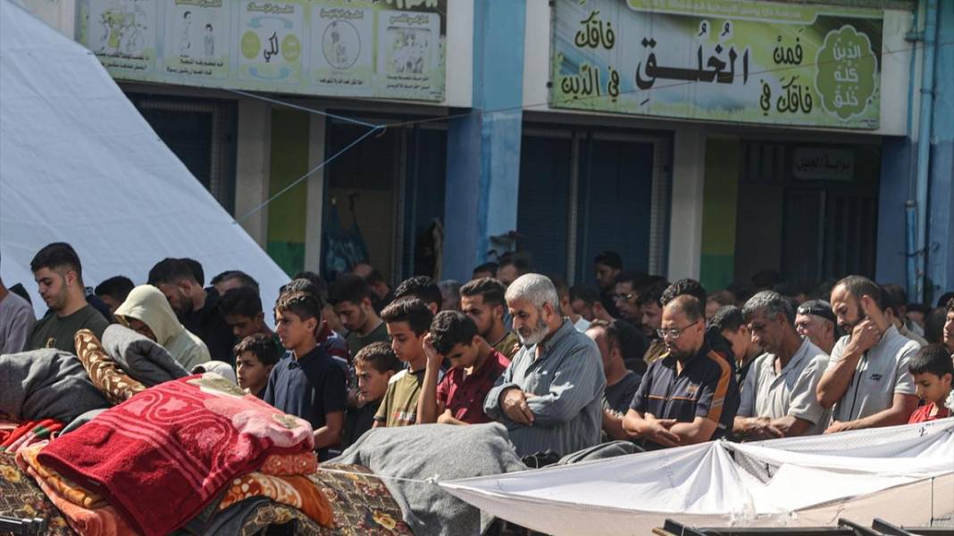 Bombalanan Gazze'de cuma namazı 10