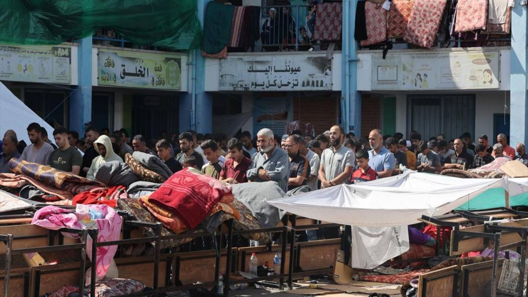 Bombalanan Gazze'de cuma namazı 11