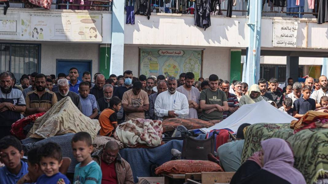 Bombalanan Gazze'de cuma namazı 12