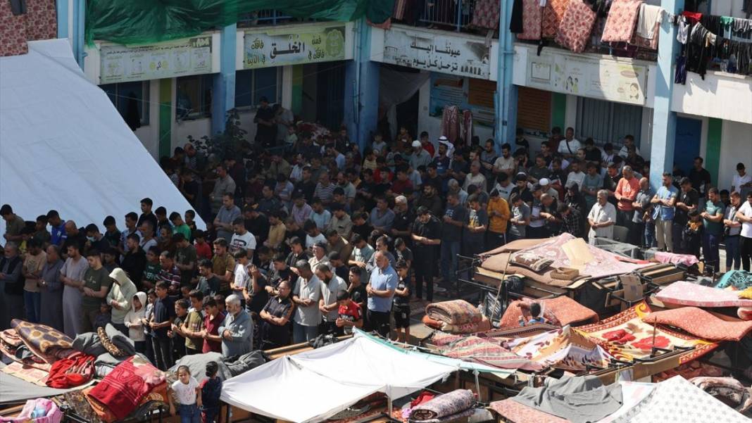 Bombalanan Gazze'de cuma namazı 7