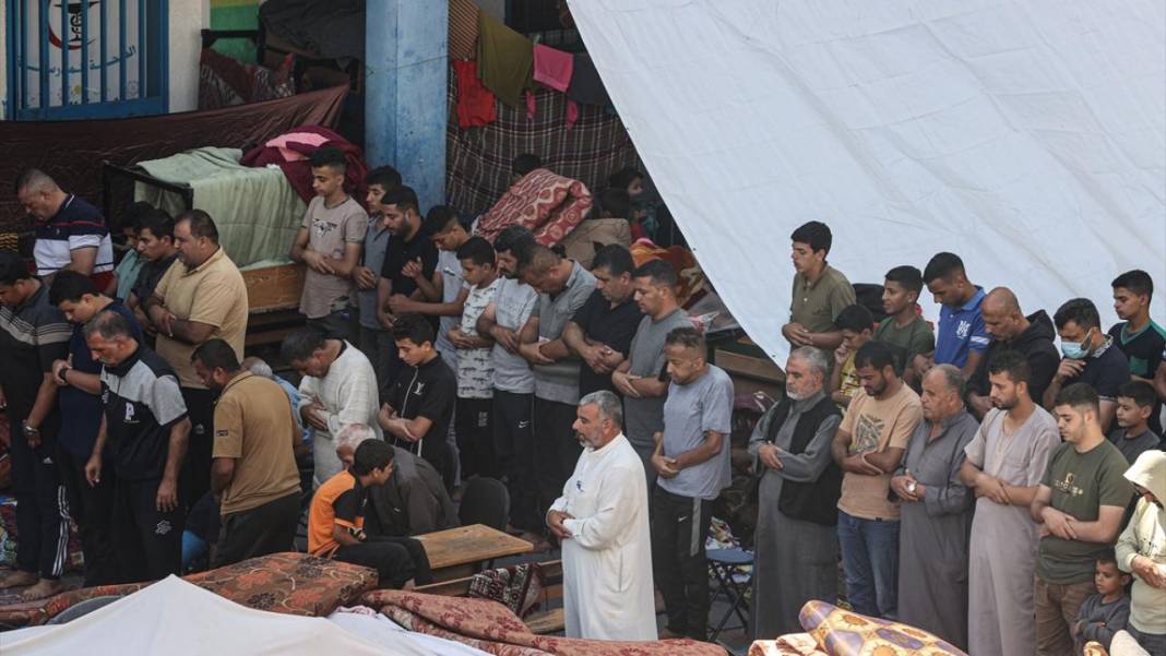 Bombalanan Gazze'de cuma namazı 8