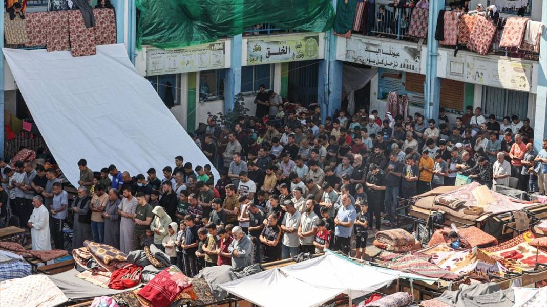 Bombalanan Gazze'de cuma namazı 9