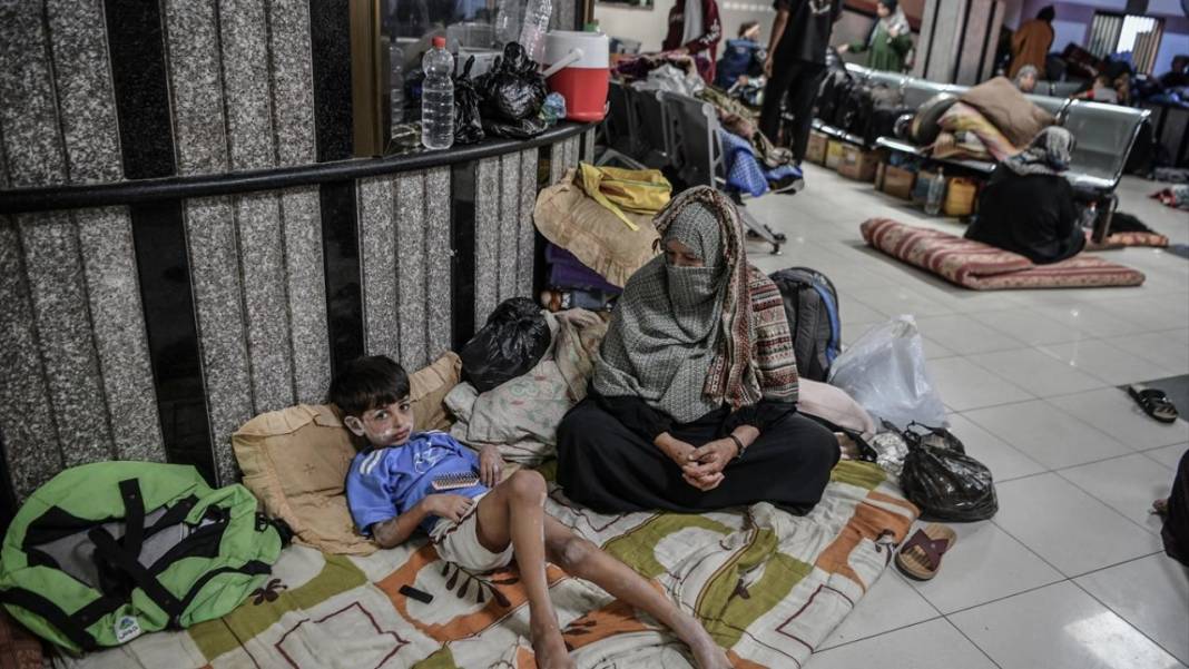 Filistinliler, Nasır Hastanesi'ne sığınarak hayatlarına devam etmeye çalışıyor 2