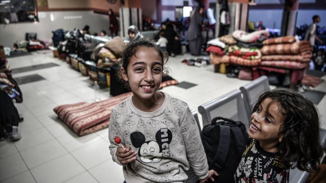 Filistinliler, Nasır Hastanesi'ne sığınarak hayatlarına devam etmeye çalışıyor 3