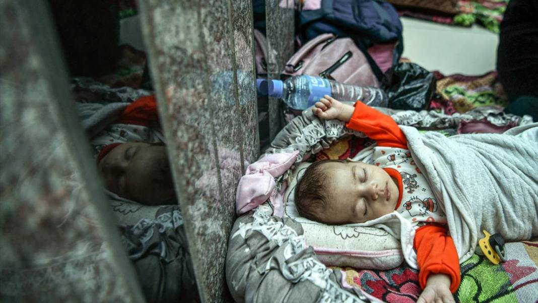 Filistinliler, Nasır Hastanesi'ne sığınarak hayatlarına devam etmeye çalışıyor 9