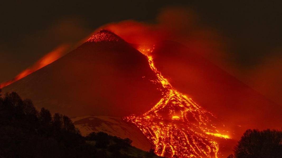 Etna Yanardağı'nda volkanik hareketlilik devam ediyor 2