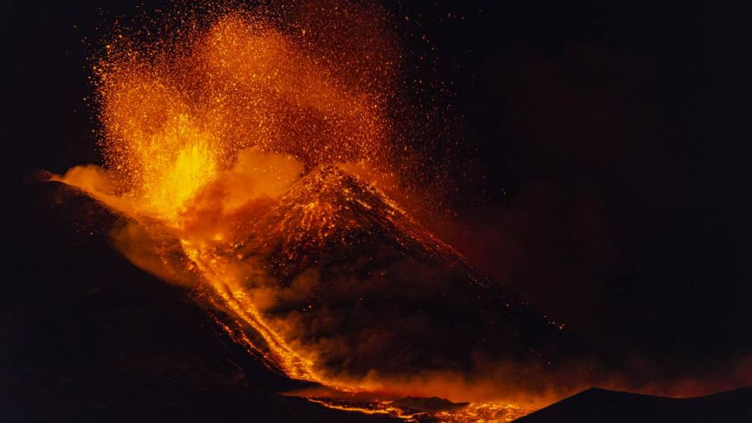 Etna Yanardağı'nda volkanik hareketlilik devam ediyor 3