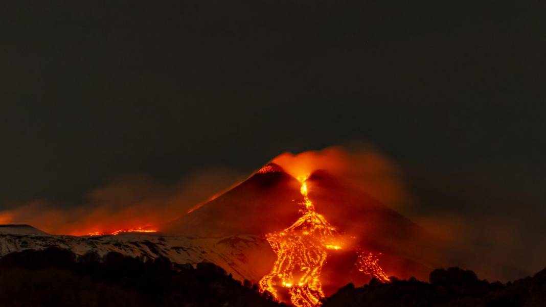 Etna Yanardağı'nda volkanik hareketlilik devam ediyor 4