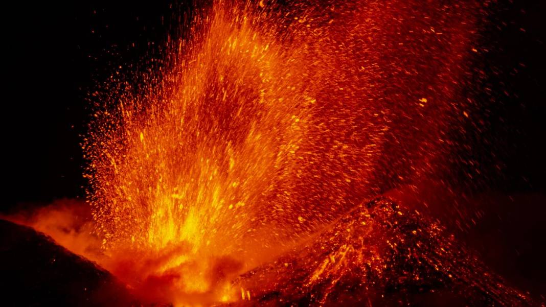 Etna Yanardağı'nda volkanik hareketlilik devam ediyor 5