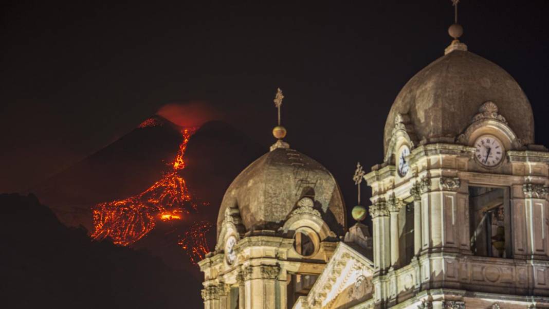 Etna Yanardağı'nda volkanik hareketlilik devam ediyor 8
