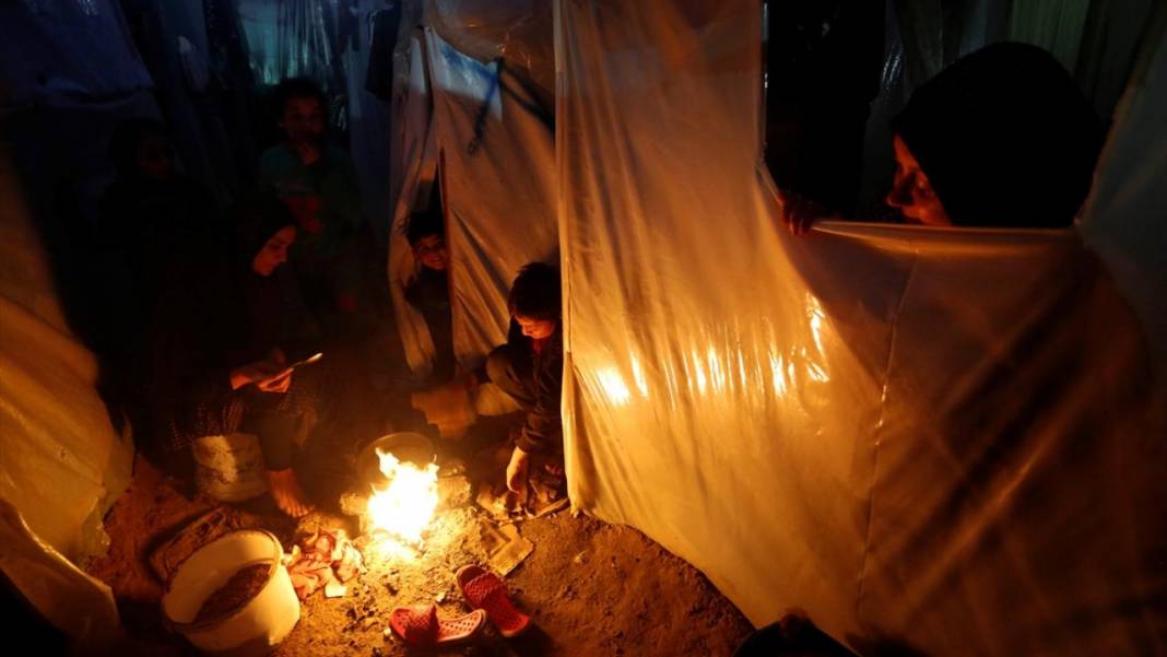 Çadırlarda kalan Gazzelilerin soğuk hava ile imtihanı 1