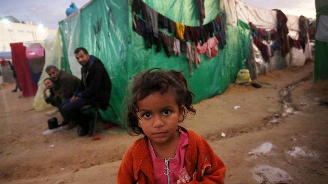 Çadırlarda kalan Gazzelilerin soğuk hava ile imtihanı 10