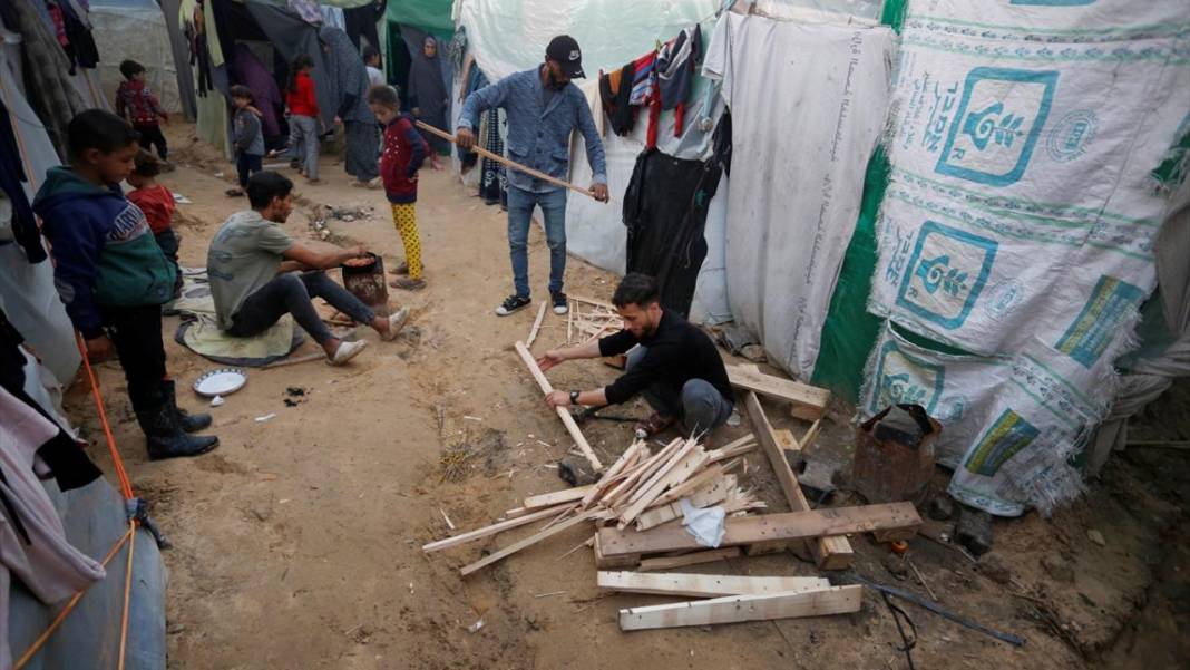 Çadırlarda kalan Gazzelilerin soğuk hava ile imtihanı 11