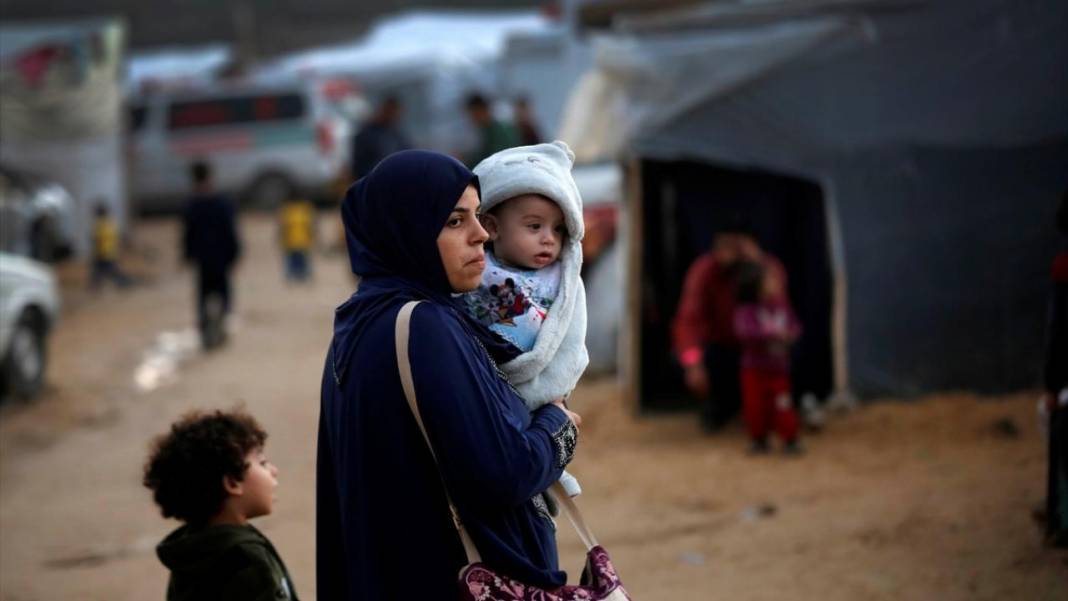 Çadırlarda kalan Gazzelilerin soğuk hava ile imtihanı 12