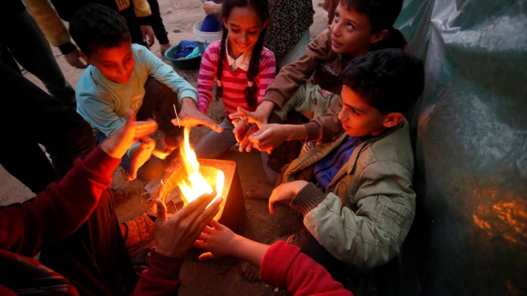 Çadırlarda kalan Gazzelilerin soğuk hava ile imtihanı 13