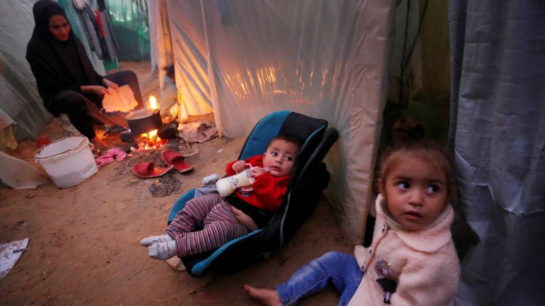 Çadırlarda kalan Gazzelilerin soğuk hava ile imtihanı 2