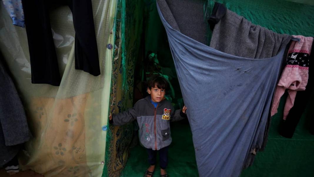 Çadırlarda kalan Gazzelilerin soğuk hava ile imtihanı 8