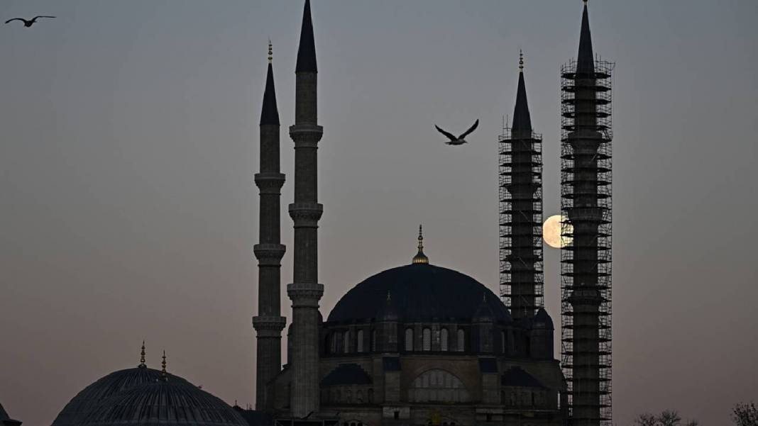 Selimiye Camisi ve dolunay 1