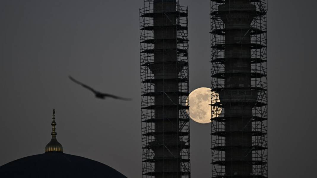 Selimiye Camisi ve dolunay 2