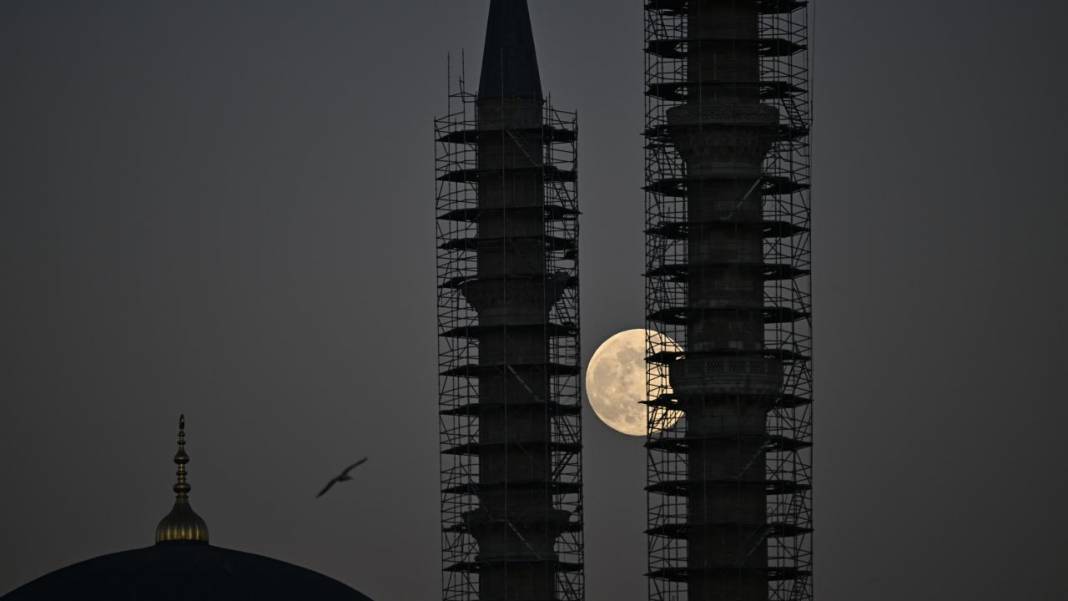 Selimiye Camisi ve dolunay 3