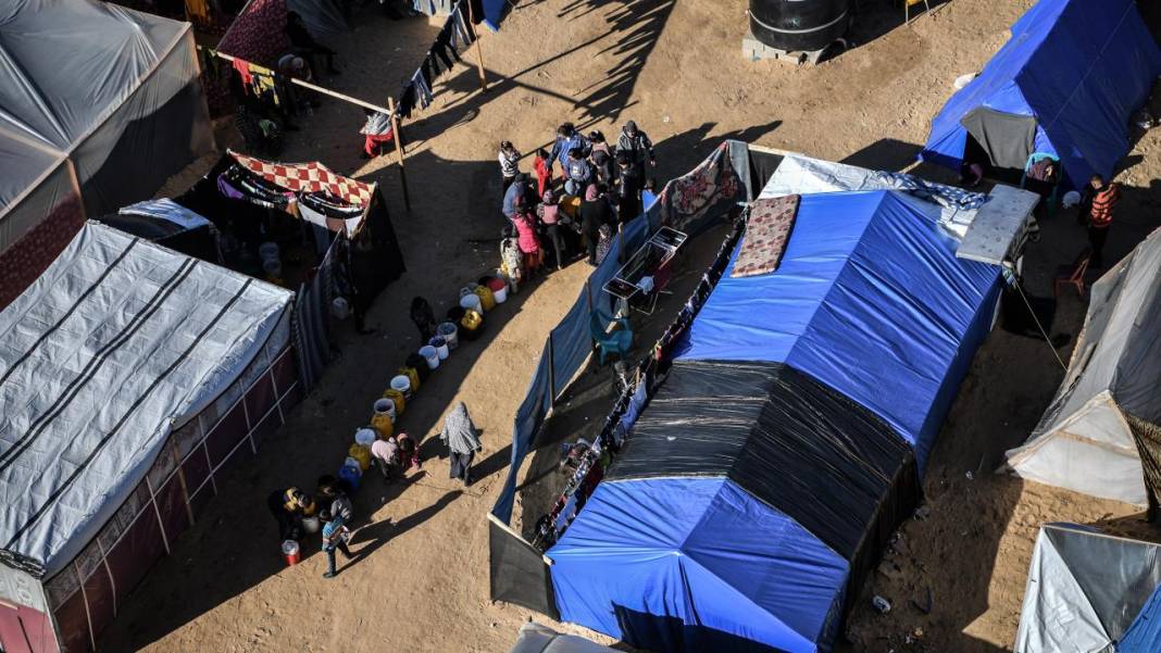 Refah'a sığınan Filistinli aileler, derme çatma çadırlarda yaşam mücadelesi veriyor 1