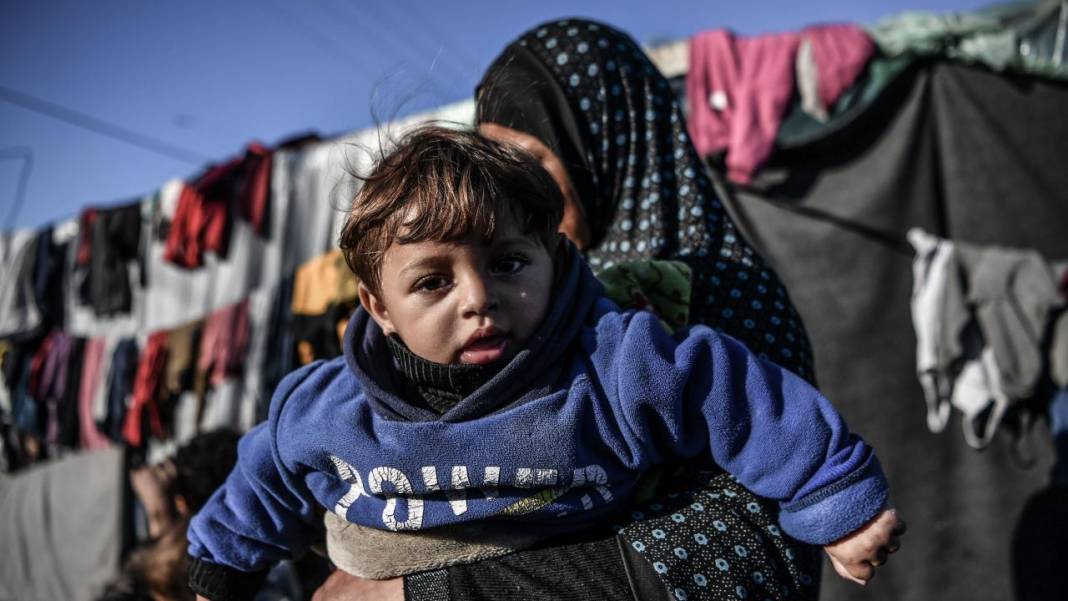 Refah'a sığınan Filistinli aileler, derme çatma çadırlarda yaşam mücadelesi veriyor 10