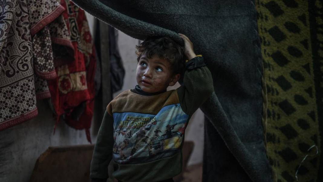 Refah'a sığınan Filistinli aileler, derme çatma çadırlarda yaşam mücadelesi veriyor 11