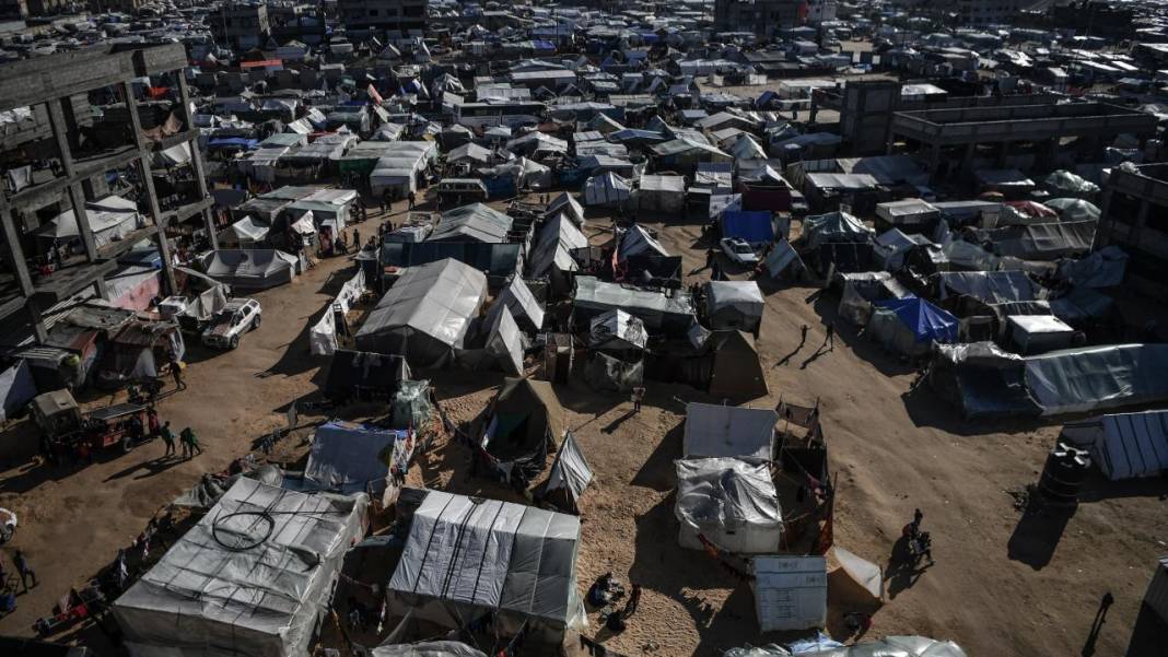 Refah'a sığınan Filistinli aileler, derme çatma çadırlarda yaşam mücadelesi veriyor 12