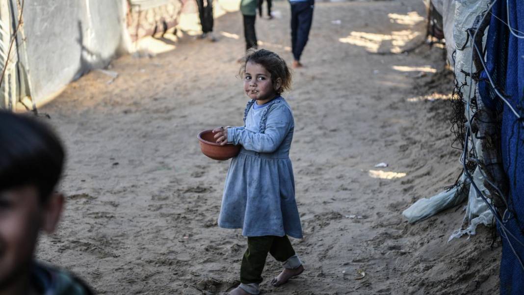 Refah'a sığınan Filistinli aileler, derme çatma çadırlarda yaşam mücadelesi veriyor 14